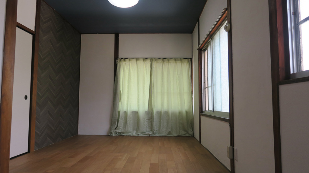 漆喰塗り、本木フローリングのリビング